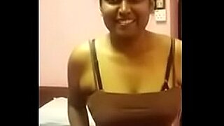 beautiful indian girl showing boobs and pussy